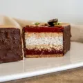 Cake Fraise Coco & Combava | Chocolaterie Artisanale Criollos Cake Fraise Coco & Combava | Chocolaterie Artisanale Criollos