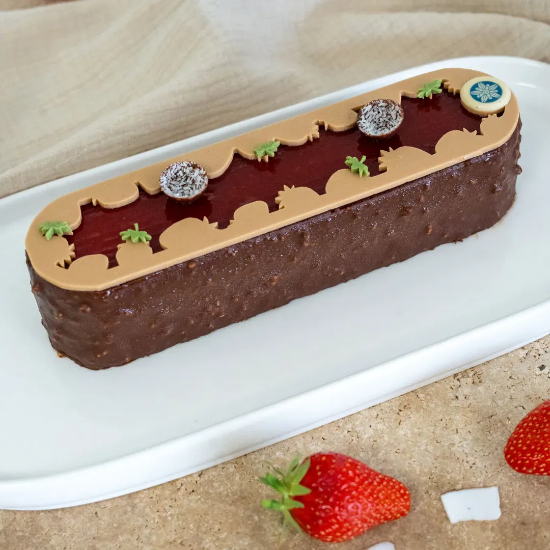 Cake Fraise Coco & Combava | Chocolaterie Artisanale Criollos Cake Fraise Coco & Combava | Chocolaterie Artisanale Criollos